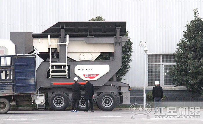 輪胎式移動(dòng)礦石粉碎機(jī)