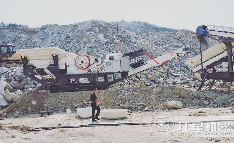 時(shí)產(chǎn)二三百噸的移動(dòng)石子破碎機(jī)作業(yè)現(xiàn)場(chǎng)