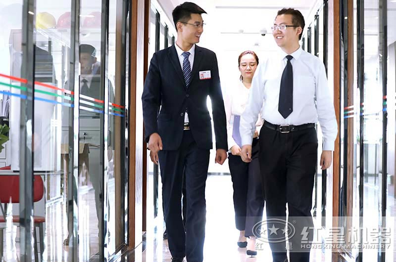 客戶經理帶用戶參觀廠區(qū)